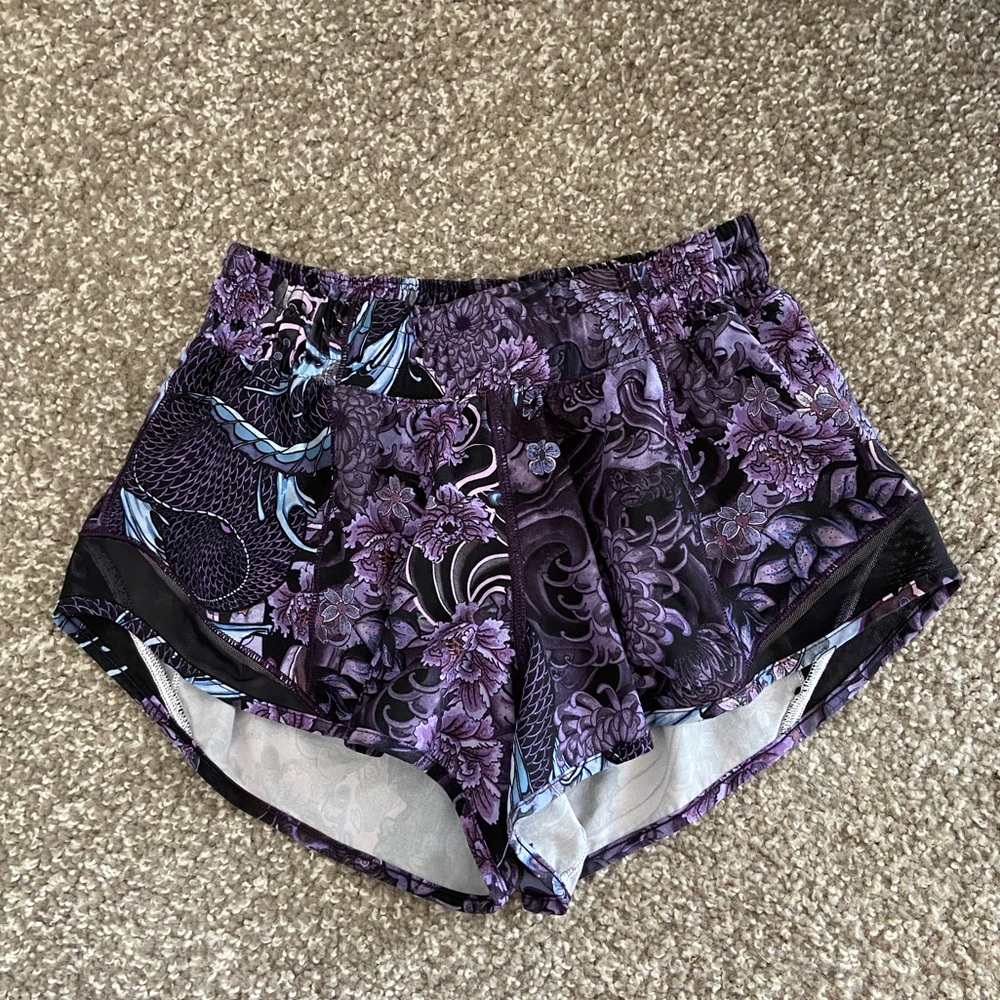 Lululemon Hotty Hot Shorts 2.5 inch inseam Size 4